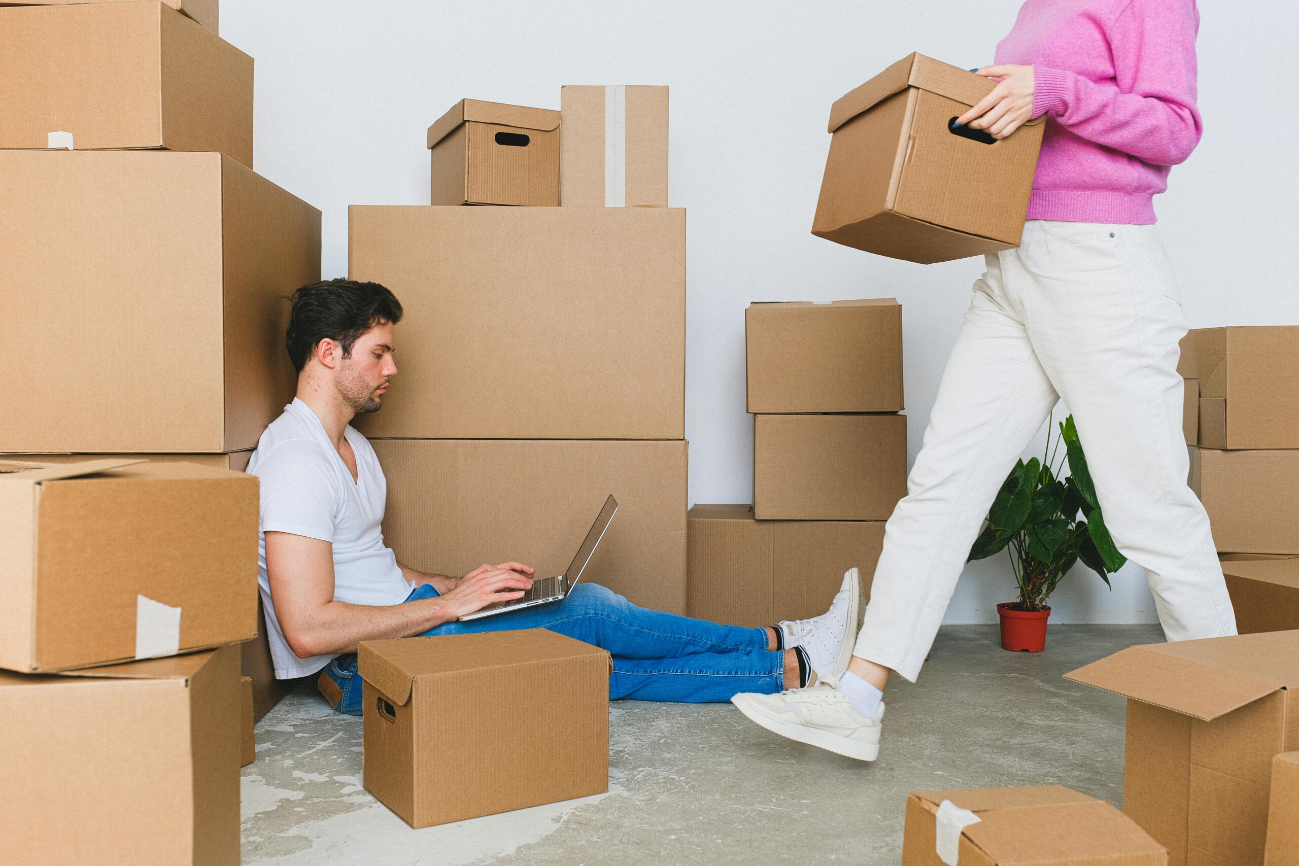 Người thuê trọ làm thủ tục đăng ký tạm trú tại cơ quan công an